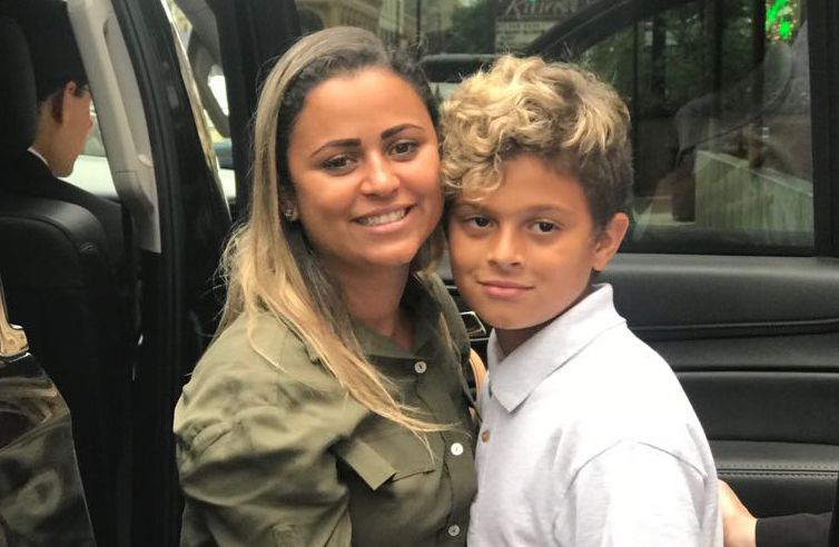 A brasileira Sirley conseguiu autorização judicial para retirar o filho Diego, de 10 anos, de abrigo em Chicago. (Foto: Paola de Orte/Agência Brasil)