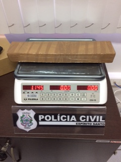 Um dos tabletes de maconha (Foto: Divulgação)