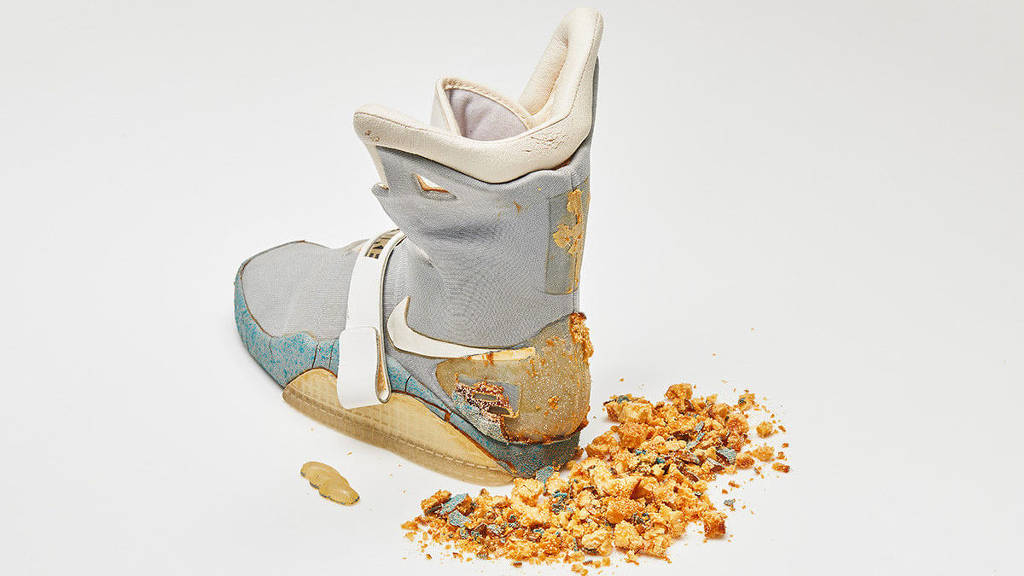 Mesmo com o tênis deteriorado e praticamente em pedaços, o leilão online obteve 220 apostas. (Foto: Reprodução/eBay/shoezeum)