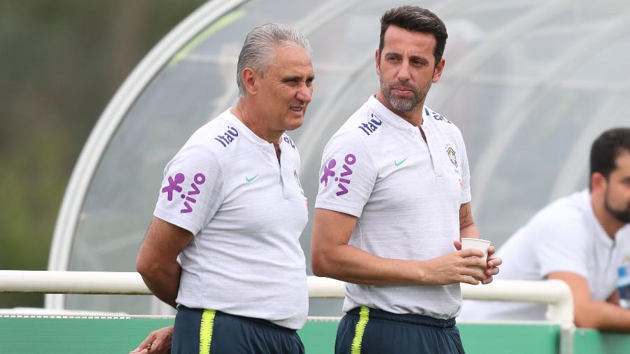 Tite conversa com Edu Gaspar durante treino da seleção brasileira. (Foto: Lucas Figueiredo/CBF)