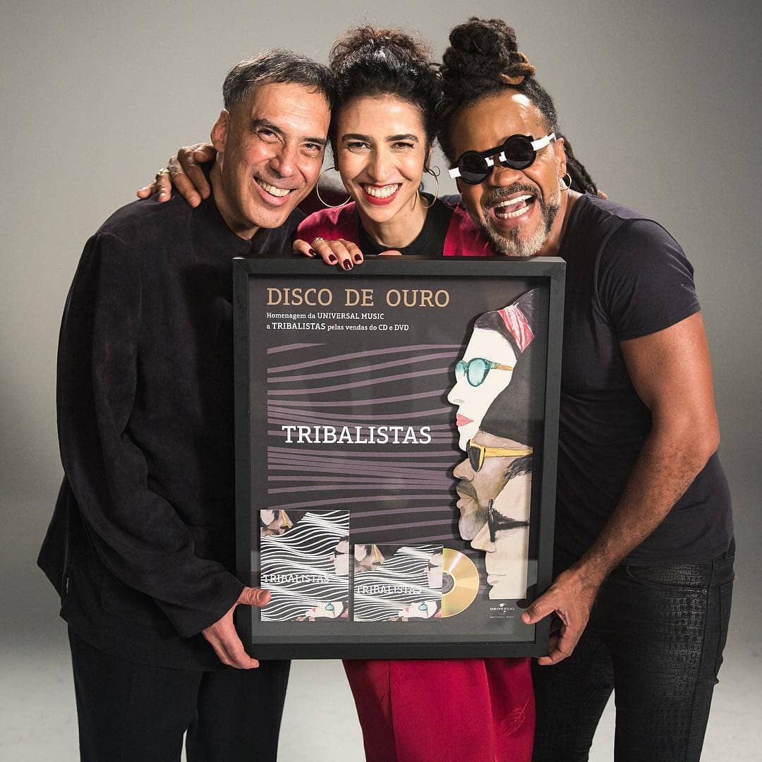 Tribalistas com Disco de Ouro (Foto: Fernando Young)