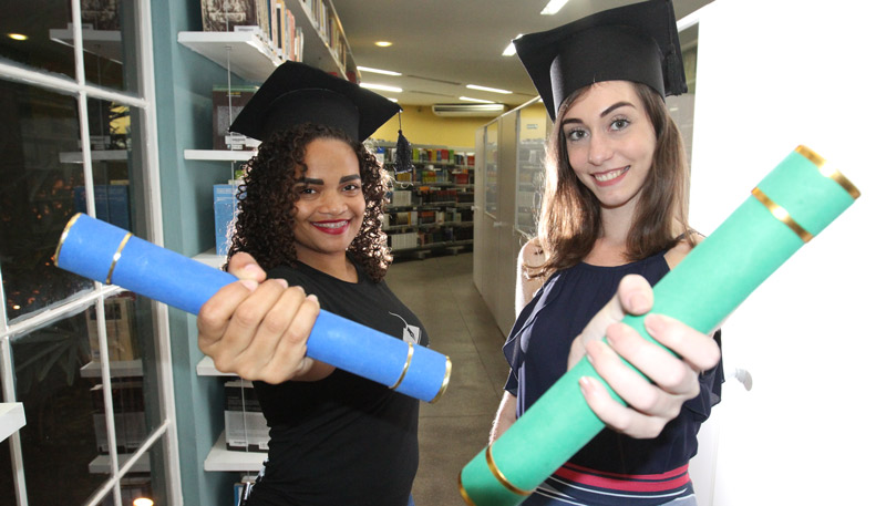 As universitárias Amanda Dassié, 21, e Tânia Maria Silva, 32, que estudam, respectivamente, Direito e Administração, afirmam que já escolheram suas áreas de atuação. (Foto: Beto Morais / AT)