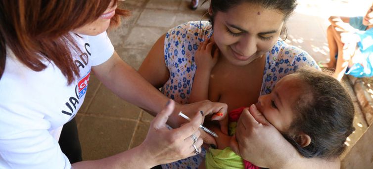 A vacina contra sarampo é oferecida gratuitamente em todos os estados. (Foto: Divulgação/OMS/Opas)