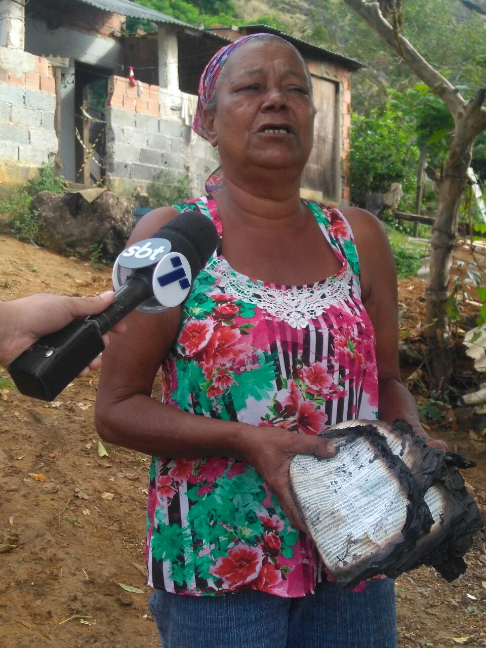 Vanda Silva mostra a Bíblia queimada (Foto: Kananda Natielly)