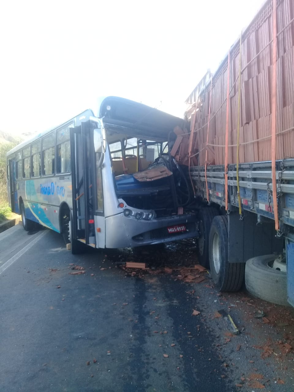 Caminhão colidiu com o ônibus na entrada do bairro São Marcos, em Colatina (Foto: Polícia Militar)