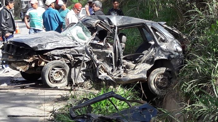 Carro onde as vítimas estavam ficou destruído. (Foto: Site Barra)