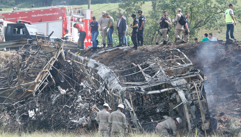 Resgate das vítimas na BR-101: pelo menos 23 pessoas morreram (Foto: Fábio Nunes/AT)
