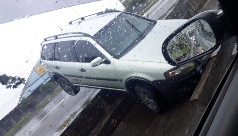 Veículo ficou preso na valeta e precisou ser removido por um guincho (Foto: Divulgação WhatsApp)
