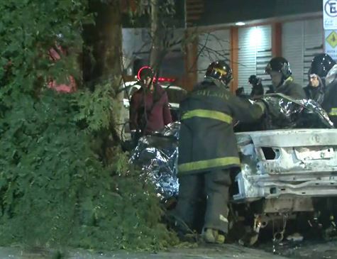 Com o impacto, um dos carros pegou fogo. (Foto: Reprodução/SBT)
