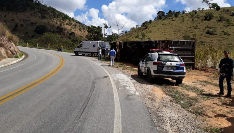 Uma equipe prestou atendimento ao motorista ferido (Foto: Divulgação / PMES)