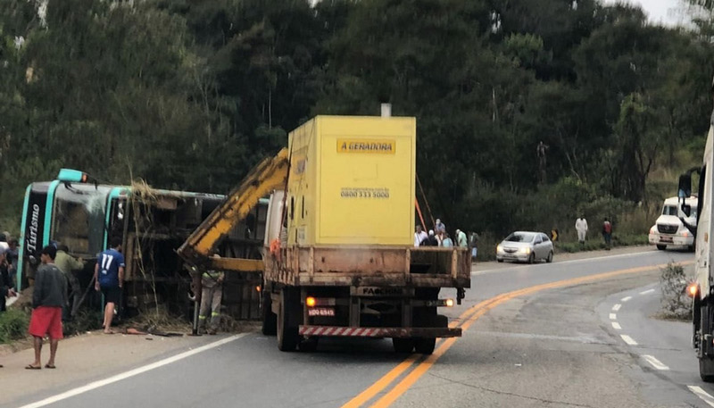 Ônibus tomba na BR-381, em Minas Gerais (Foto: Corpo de Bombeiros/Divulgação)
