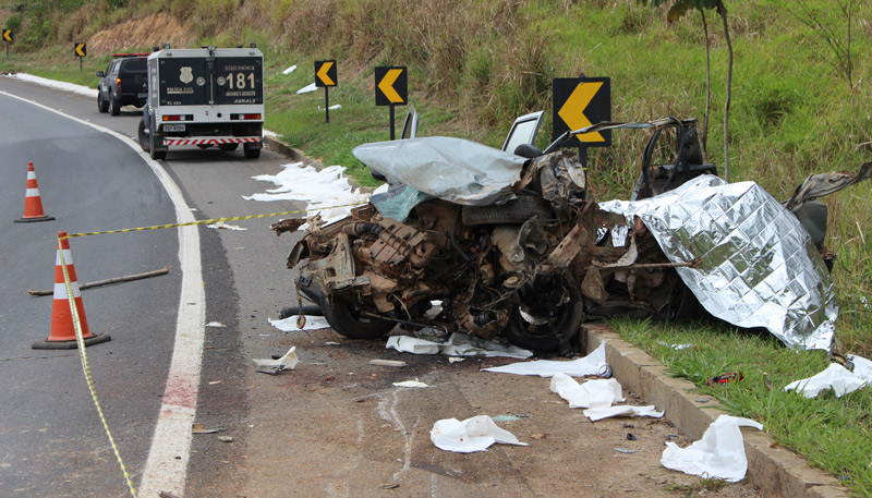 Veículo de passeio ficou destruído no impacto com o ônibus (Foto: Edson Sodré / AT)