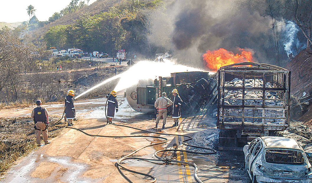 Acidente em 2007 na BR-101 (Foto: DANIELA MARTINS - 14/10/2007)