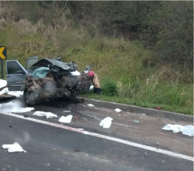 Duas pessoas que estavam no carro de passeio morreram. (Foto compartilhada via WhatsApp)