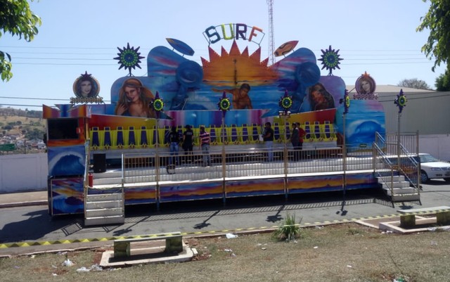 Barra de segurança do brinquedo abriu e adolescentes foram arremessadas. (Foto: Divulgação Corpo de Bombeiros)