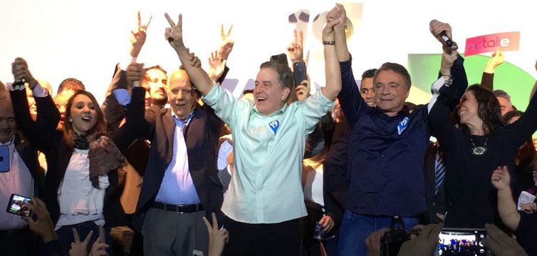 Podemos confirma Álvaro Dias (de camisa azul) como candidato a presidente da República. (Foto: Podemos)