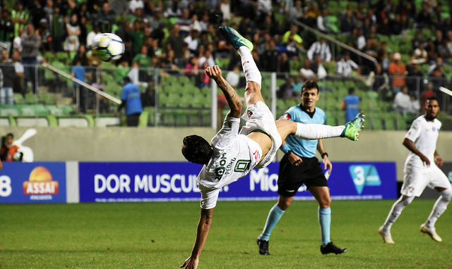 Pedro tenta malabarismo para salvar o Flu (Foto: Mailson Santana/Fluminense)