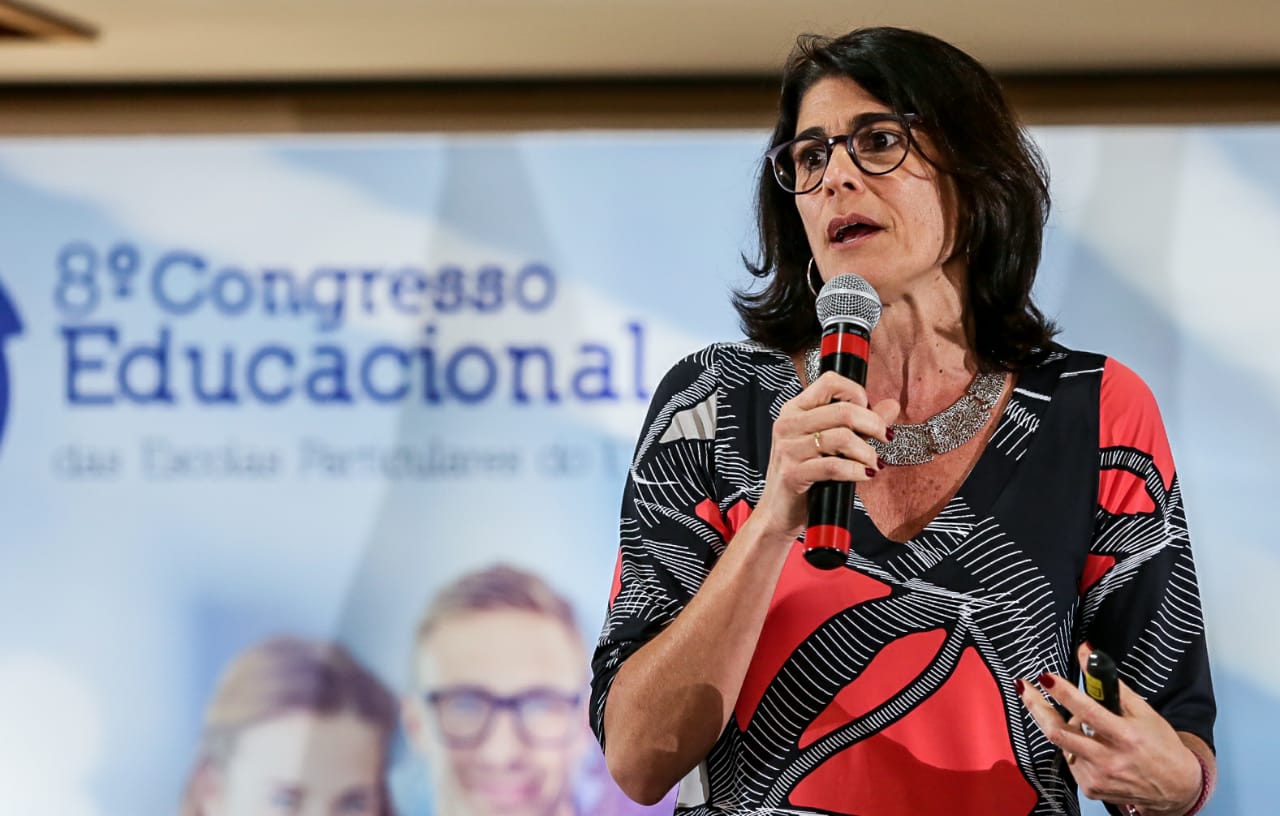 Para Anna Penido, a tecnologia é um dos recursos para transformar o que não está funcionando tão bem no aprendizado. (Foto: Jefferson Roccio/Divulgação/Sinepe)