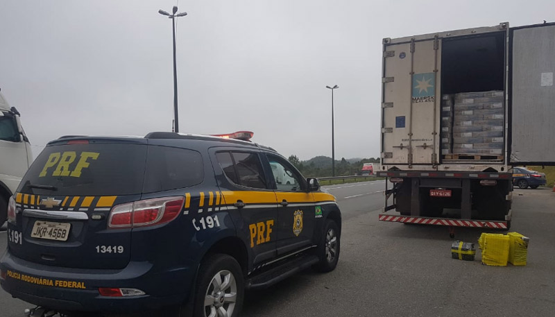 Caminhão foi interceptado na BR-101 (Foto: Divulgação / PRF)