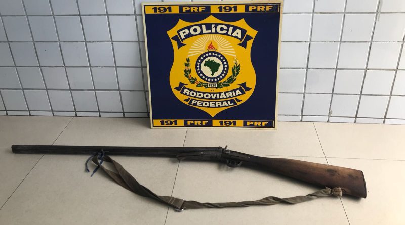 Arma estava escondida no carro (Foto: Divulgação PRF/ES)
