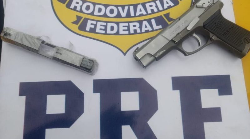 Arma norte-americana apreendida (Foto: Divulgação/ PRF)