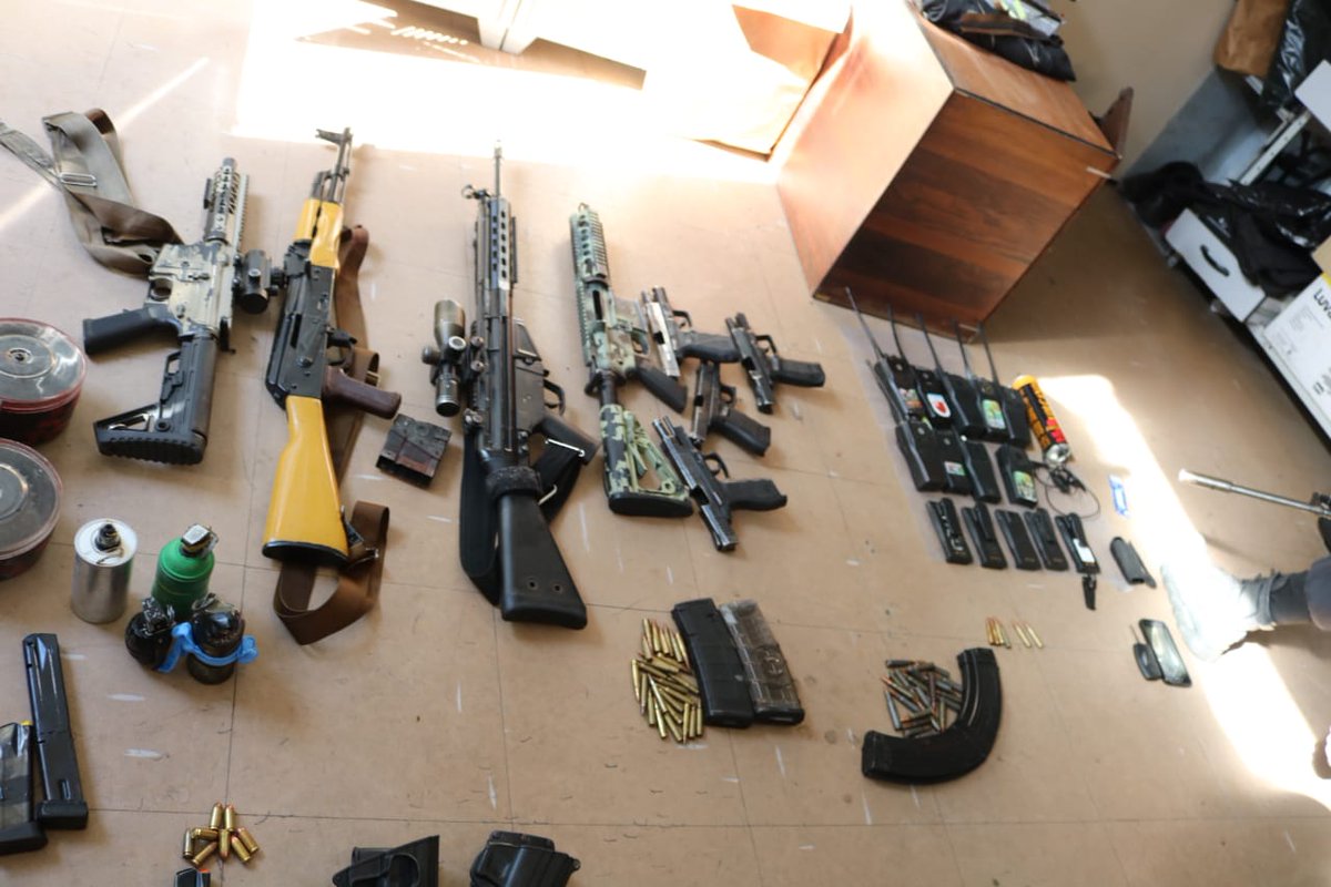 Armas apreendidas na ação. (Foto: Reprodução/Twitter/PMERJ)