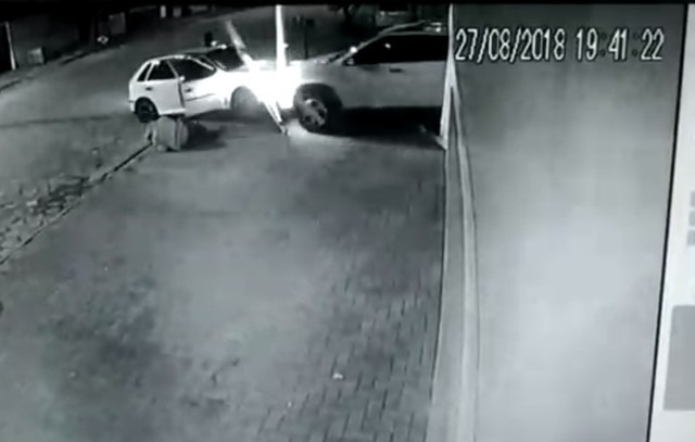 Câmeras de segurança mostram o momento em que o empresário entra na garagem de casa em sua caminhonete (Foto: Reprodução)