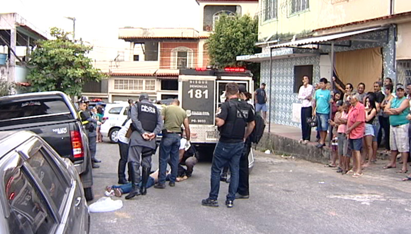 Assaltante morreu baleado com tiro no peito (Foto: Reprodução TV Tribuna)