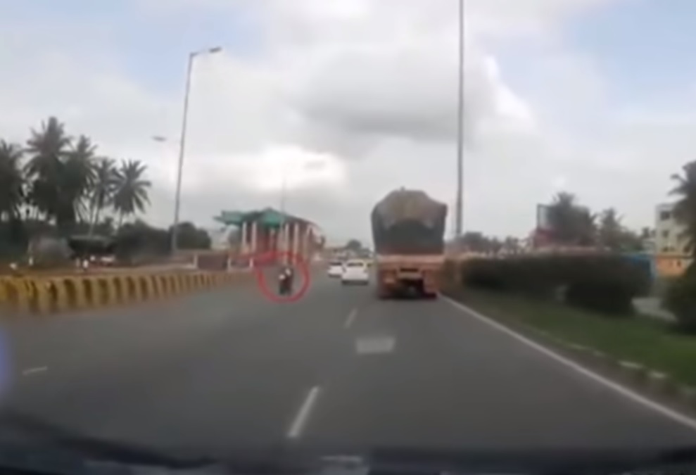 Acidente inusitado aconteceu na Índia. (Foto: Reprodução Youtube)