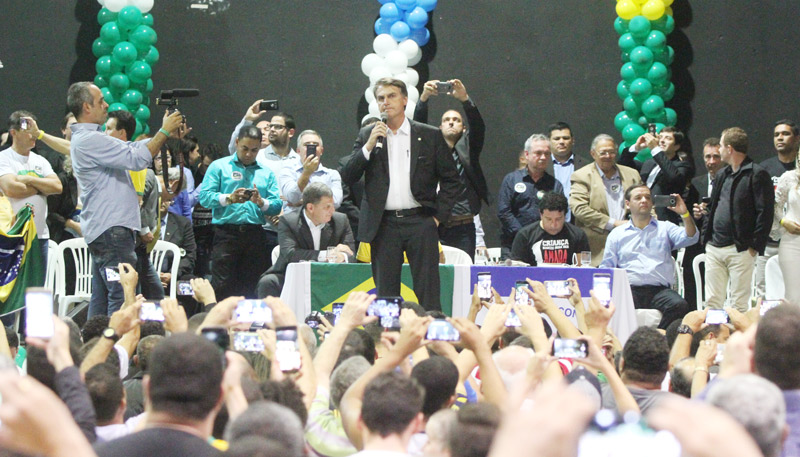 Em discurso na capital, o deputado criticou adversários e negou