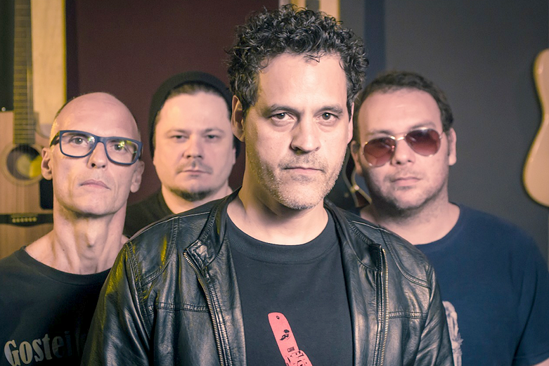 Ao lado de seus companheiros, Bruno Garcia (C) promete: “Nós vamos abrir um belo baú de canções para a diversão do público, todas com uma roupagem rock'n'roll” (Foto: Divulgação/Vinicius Giffoni)