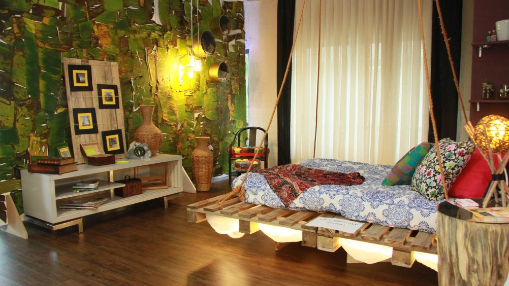 Cama suspensa com a base feita de paletes. Foto: divulgação