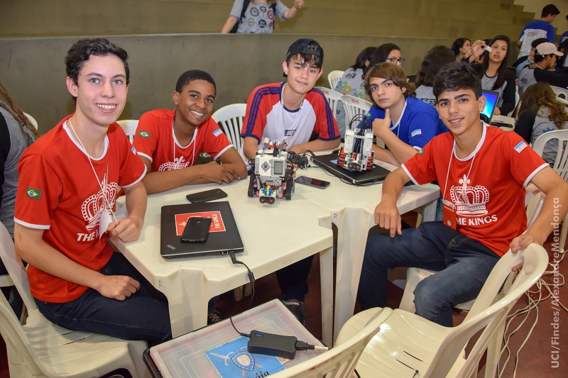 Caio, Pedro e Kaio (de uniforme vermelho) vão representar o Estado (Foto: Sesi)