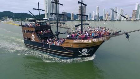 Caravela 'pirata" lotada em Balneário Camboriú e...