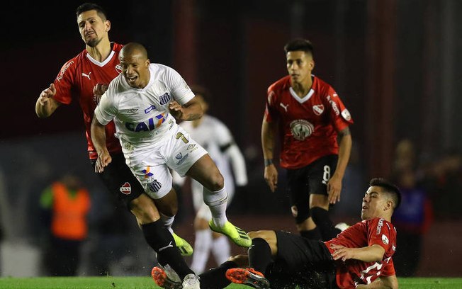 Carlos Sánchez em ação com a camisa do Santos contra o Independiente. (Foto: Divulgação/Conmebol)