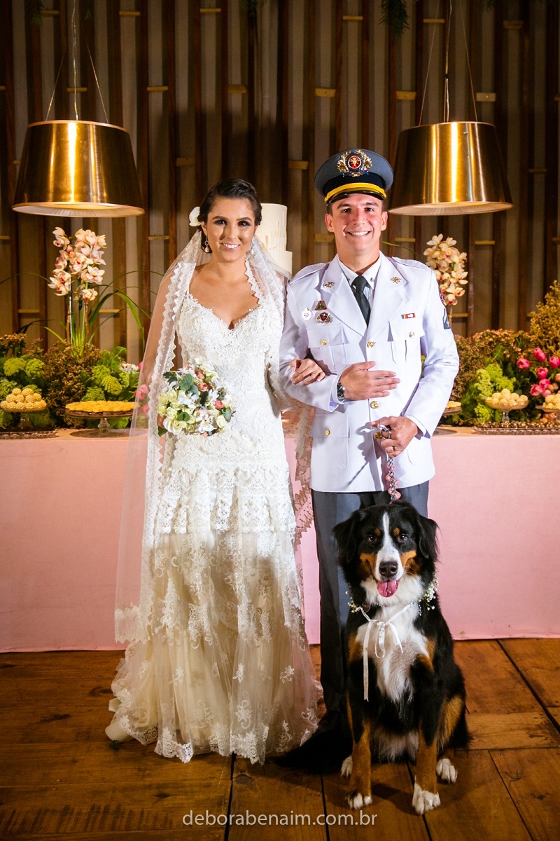 Os noivos Carolina Maia e Wagner Rangel com a cadela Lola, que surgiu no altar (Foto: Debora Benaim/ Divulgação)