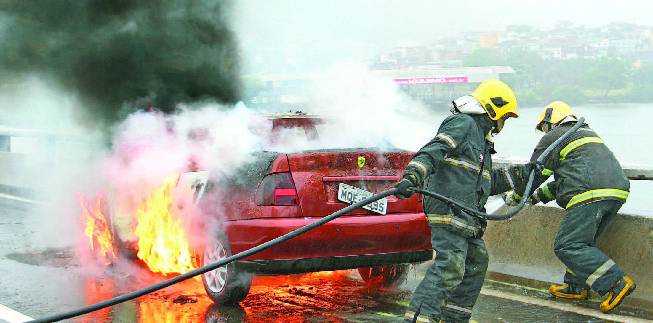 Só este ano, 240 carros pegaram fogo no Espírito Santo. Um desses casos ocorreu na manhã dessa terça (28), quando um Polo Classic foi destruído pelas chamas na Segunda Ponte, em Vitória. (Foto: Beto Morais)
