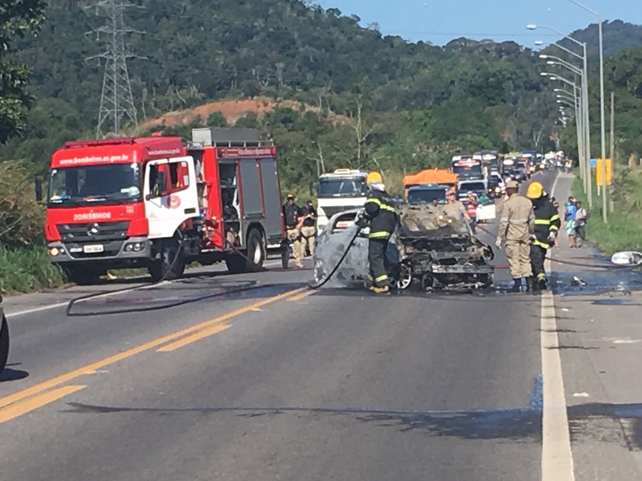 Acidente aconteceu no KM 21, em Viana (Foto: Internauta)
