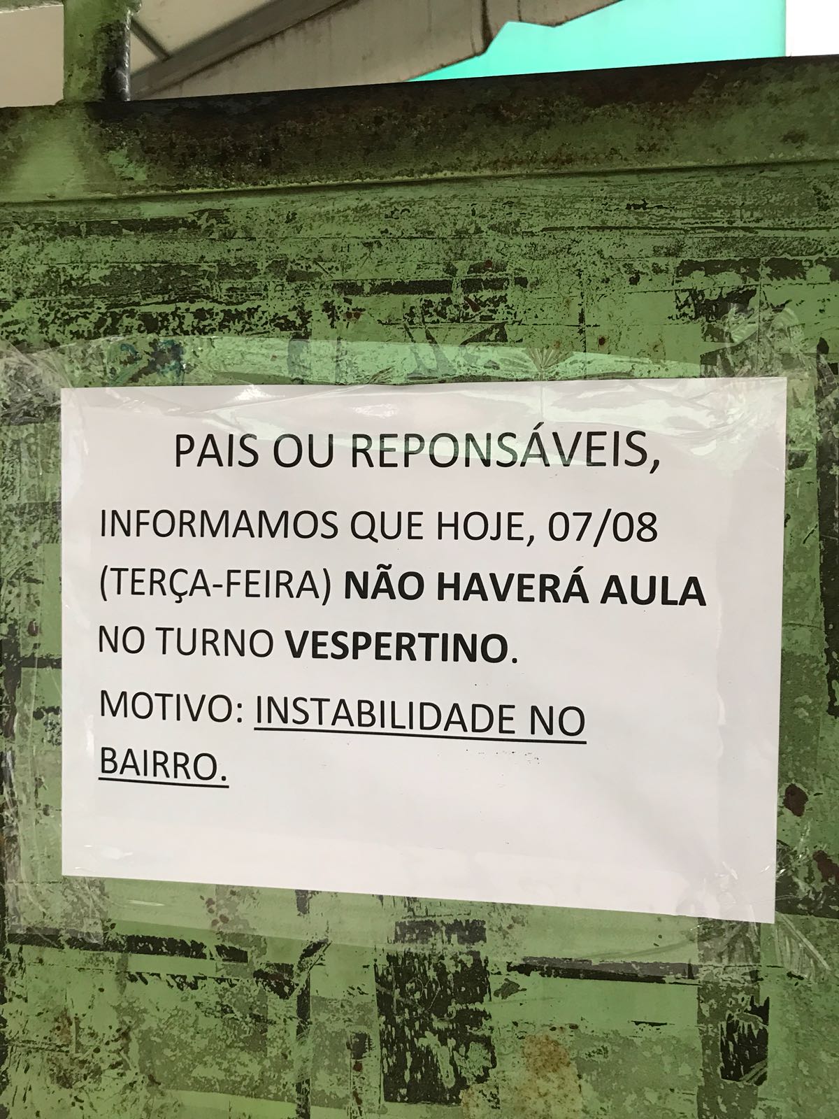 Cartaz na entrada da escola (Foto: Bruna Maria)