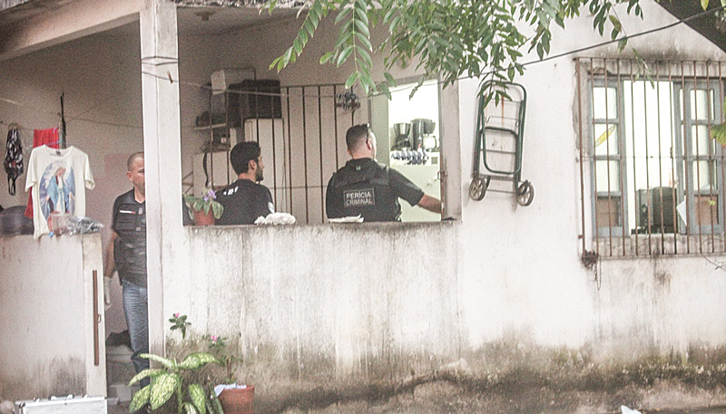 Policiais e peritos estiveram na casa onde vítima foi morta com um golpe de faca. No local havia sinais de luta (Foto: Roberta Bourguignon/AT)