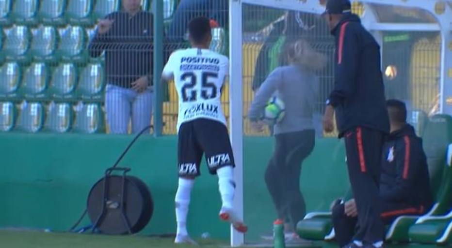 Jogador atirou água em torcedora da Chapecoense (Foto: Reprodução)