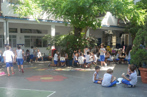 O colégio oferece playground, brinquedoteca, horta pedagógica, quadra poliesportiva coberta, piscina e um amplo pátio externo (Foto: Colégio Santa Catarina)
