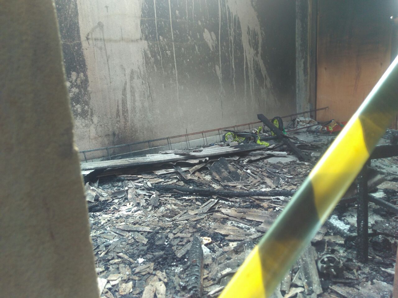 O cômodo da casa após o incêndio (Foto: Kananda Natielly)
