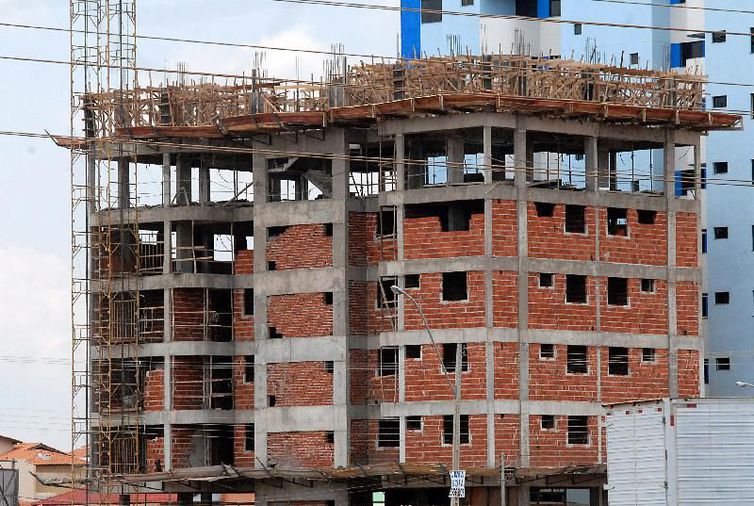 Construção civil está entre os setores que têm reagido e mostrado melhora nos indicadores econômicos (Foto: Arquivo/Agência Brasil)