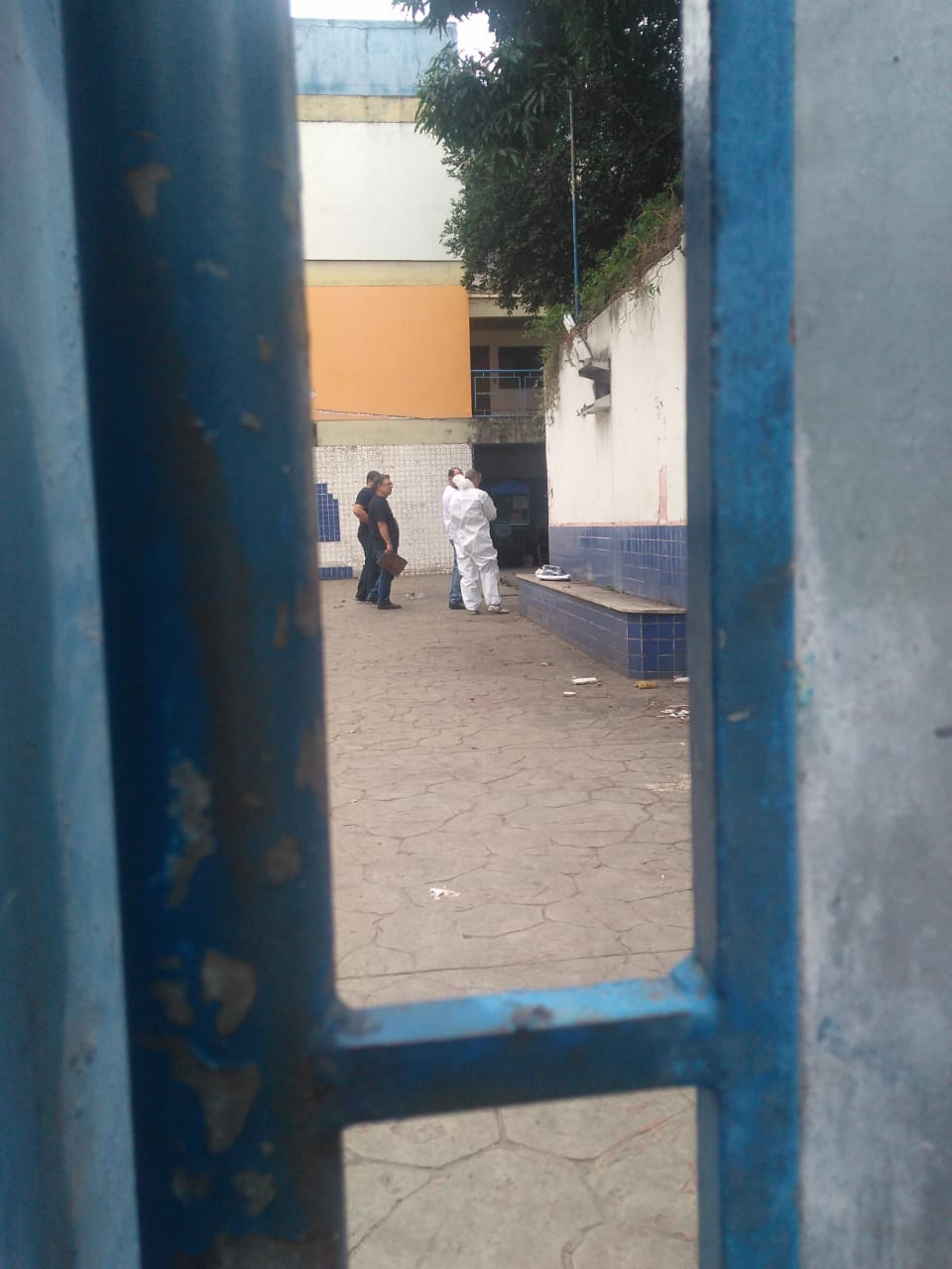 Equipe da Polícia Civil faz perícia no local onde cadáver foi encontrado. (Foto: Jéssica Cardoso)