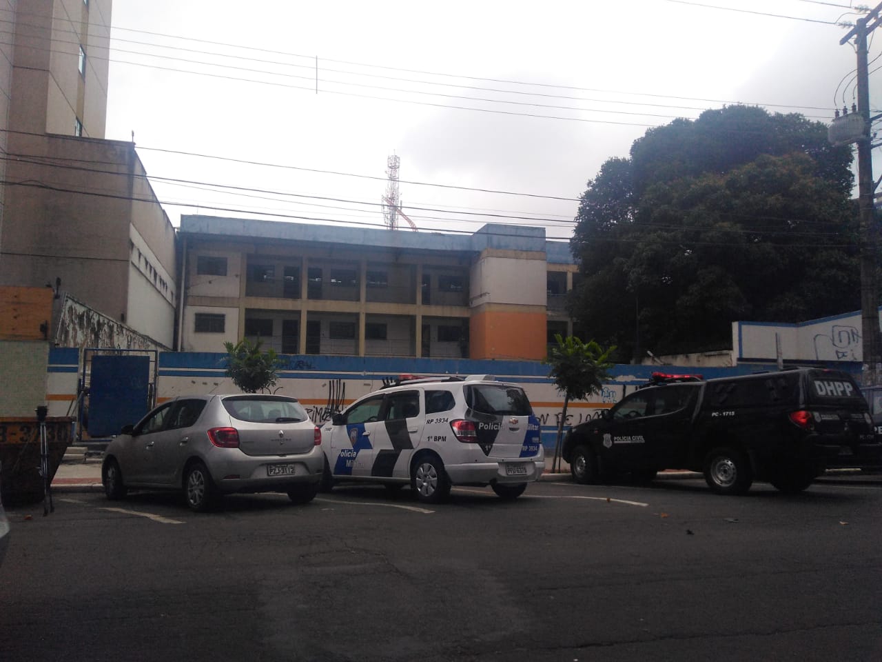 O corpo foi localizado no interior de uma escola abandonada. (Foto: Jéssica Cardoso)