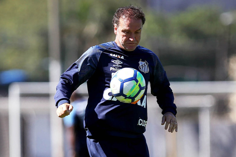 Cuca brinca com a bola em treinamentos do Santos (Foto: Pedro Ernesto Guerra Azevedo/Santos FC)