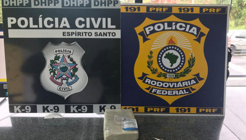 Droga foi apreendida dentro de mochila (Foto: Divulgação PRF)