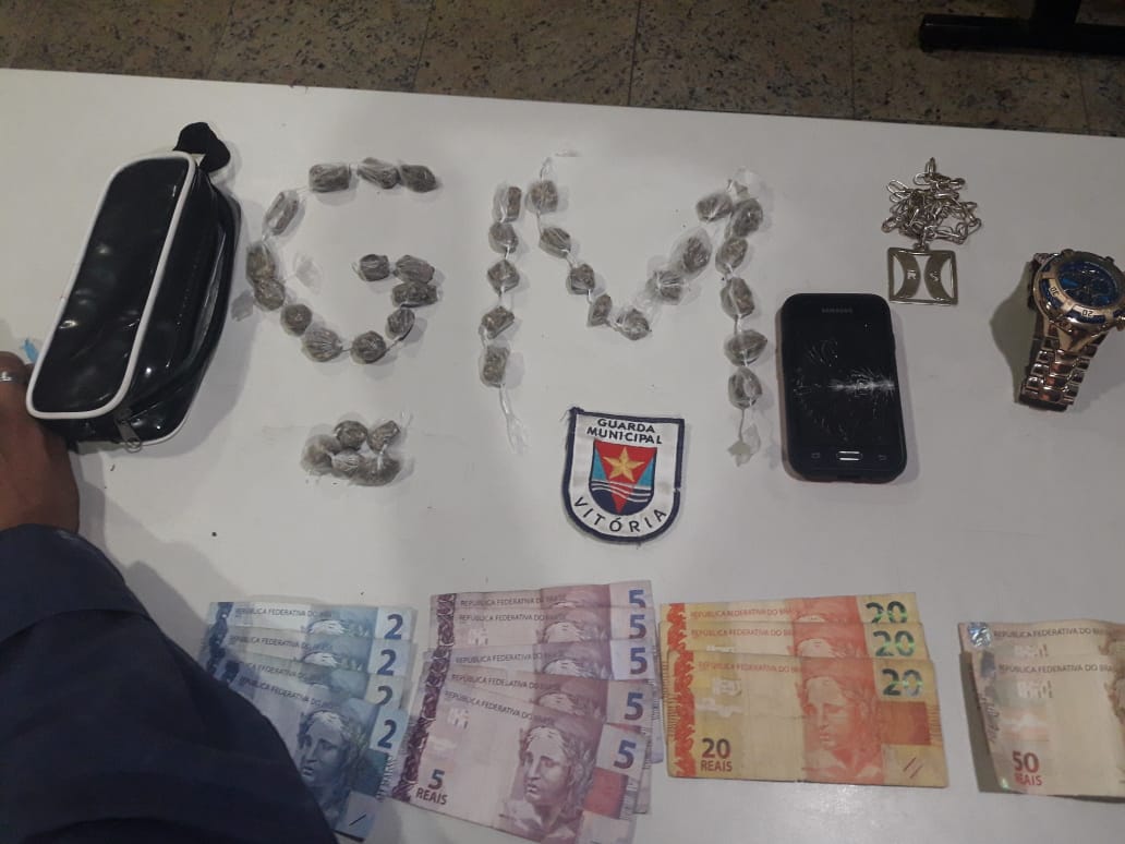 O suspeito foi detido com 36 buchas de uma substância análoga à maconha e dinheiro (Foto: PM)
