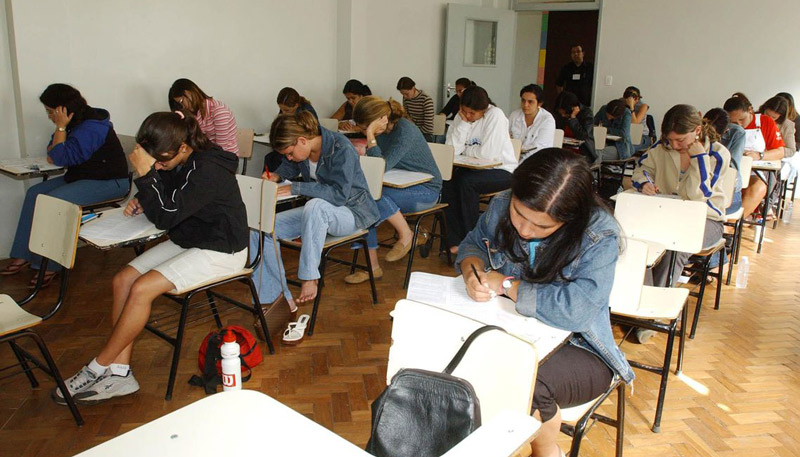 Estudantes fazendo a prova do Enem: nota no exame auxilia na concessão de bolsas (Foto: Divulgação / Agência Brasil)